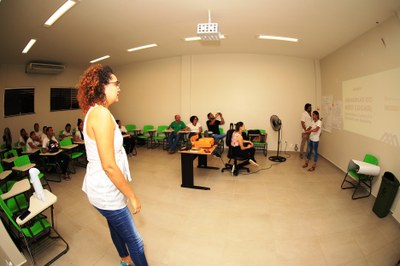 Antropóloga do Iphan Larissa Maria ministrando oficina no Campus Avançado Bonfim (CAB/IFRR). Foto de Nenzinho Soares, 2019.