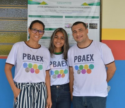 Aluna Izabella Félix com os professores Luciana Barros e Rafael Barros 