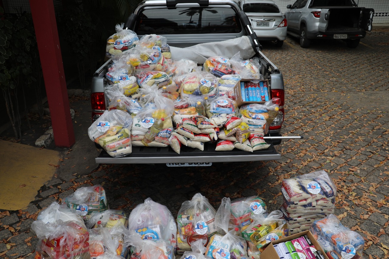 AÇÃO SOCIAL – Servidores entregam cestas básicas às famílias de estudantes em vulnerabilidade social   