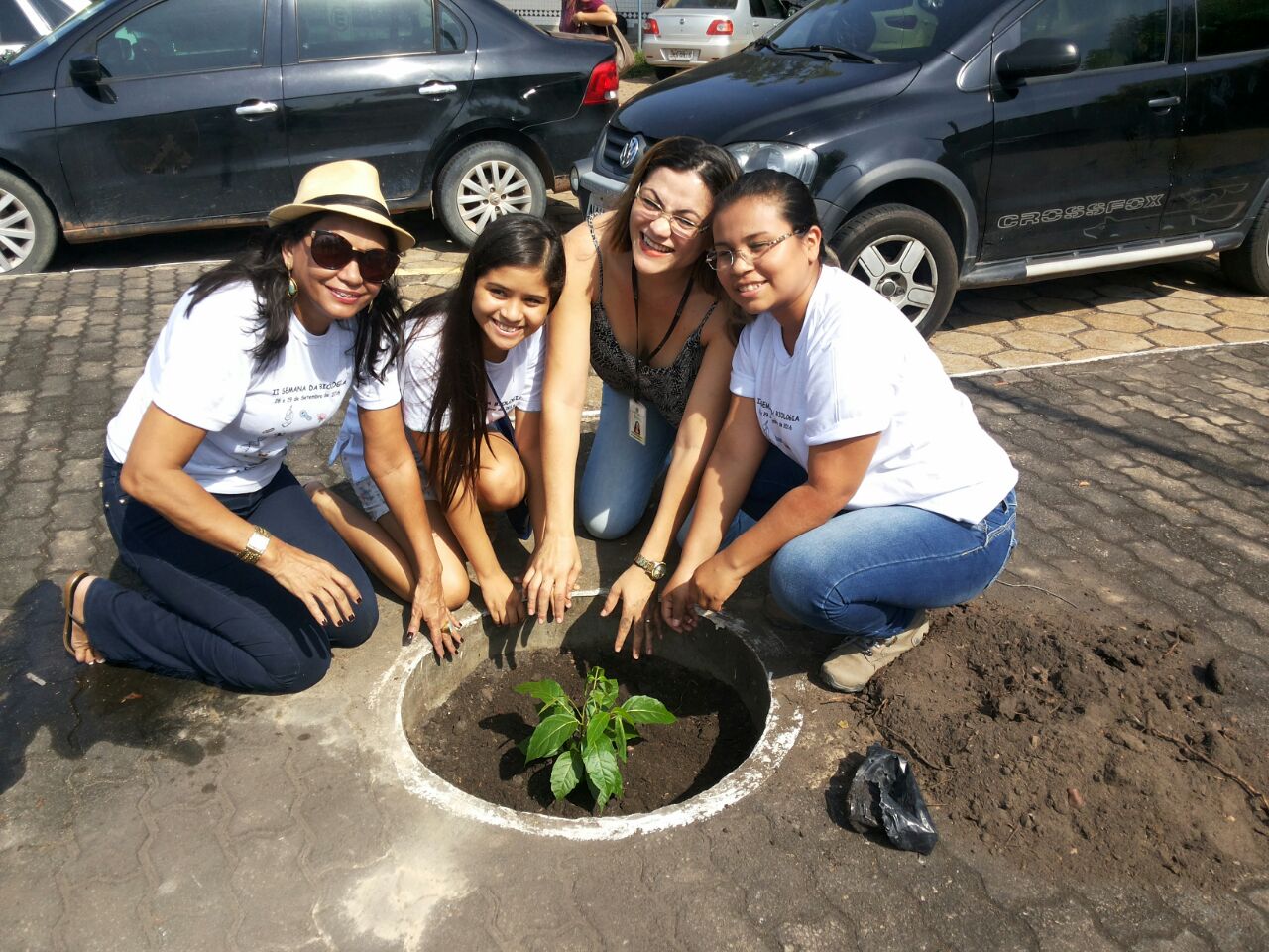 Alunos de Biologia incentivam comunidade acadêmica a plantar árvores