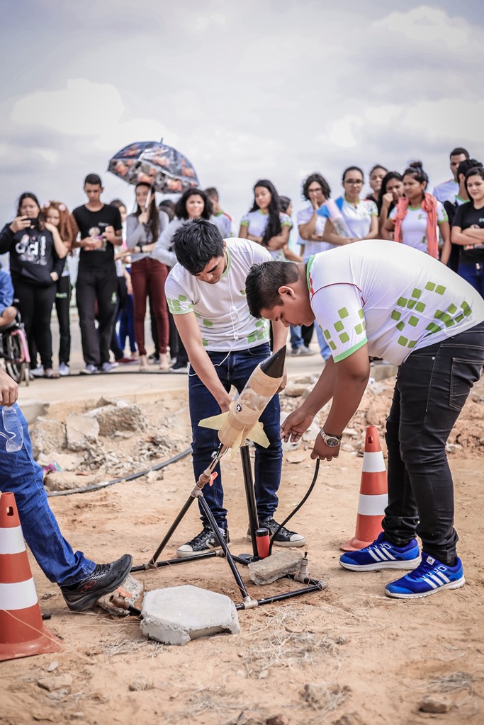 LANÇAMENTO DE FOGUETES –  Estudantes se empolgam colocando em prática aprendizados